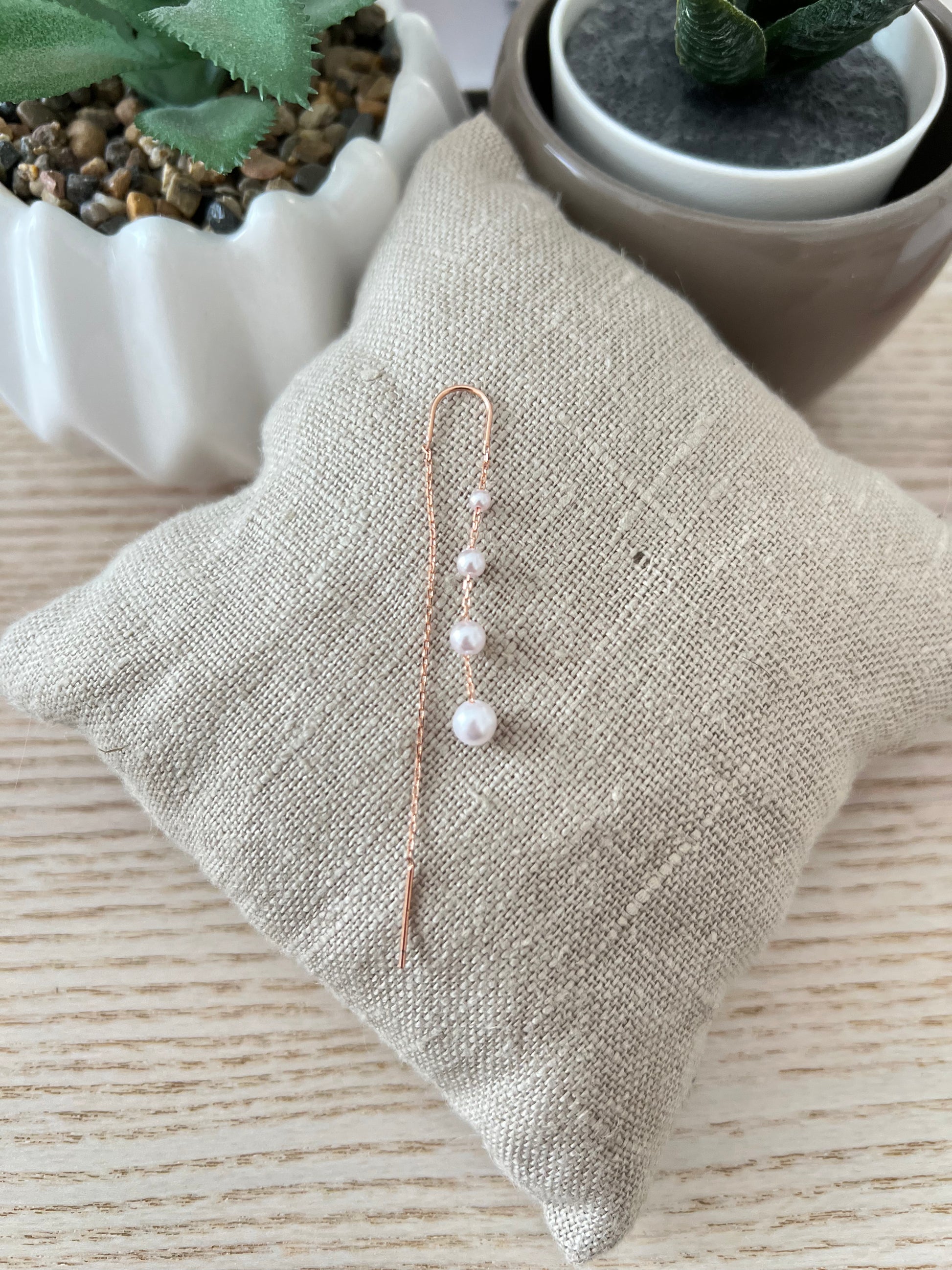 Orecchino filo con perle asimmetriche
