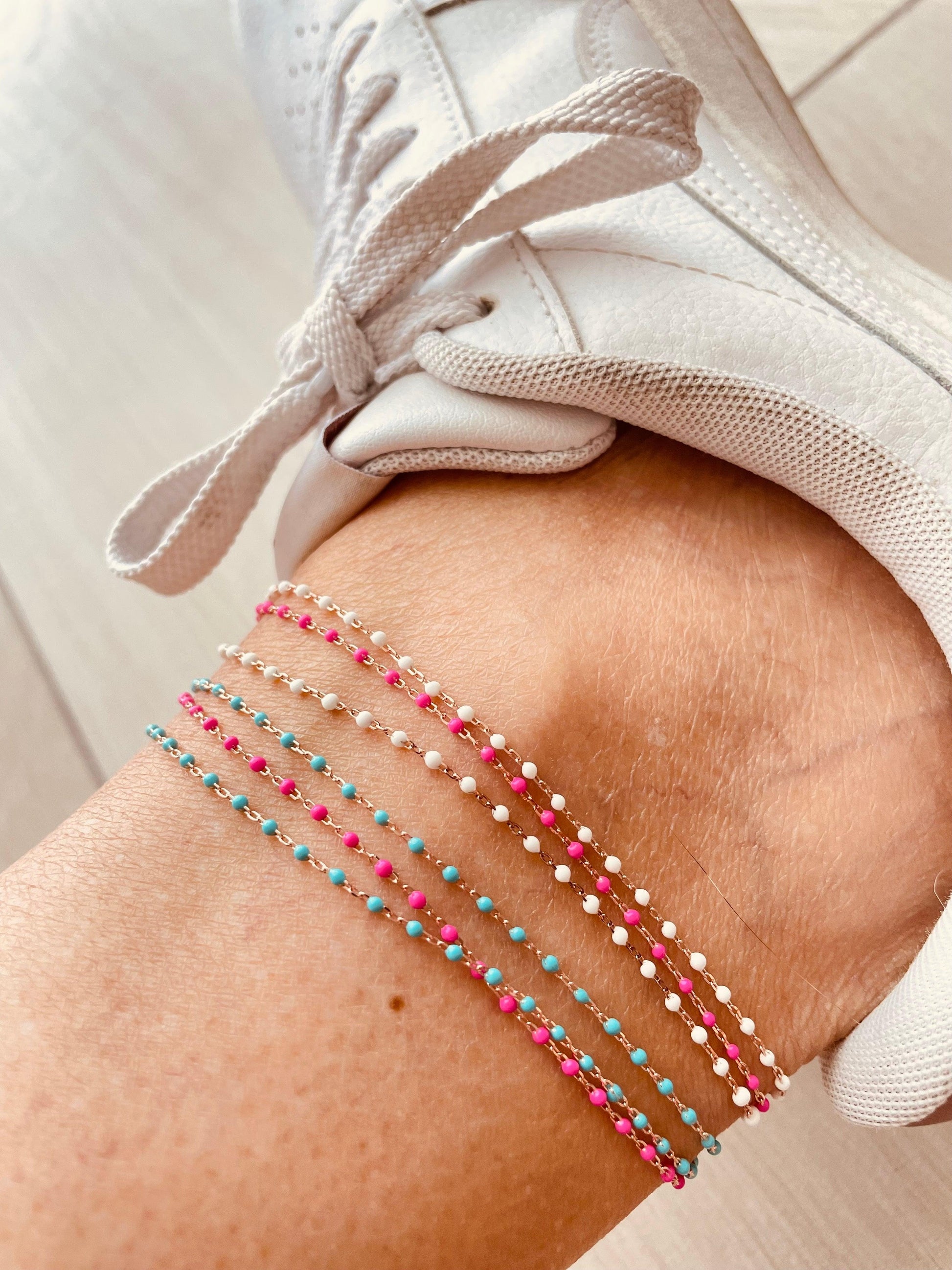 Cavigliera micro pallini bianchi fucsia e azzurri - Le Luci di Gaia