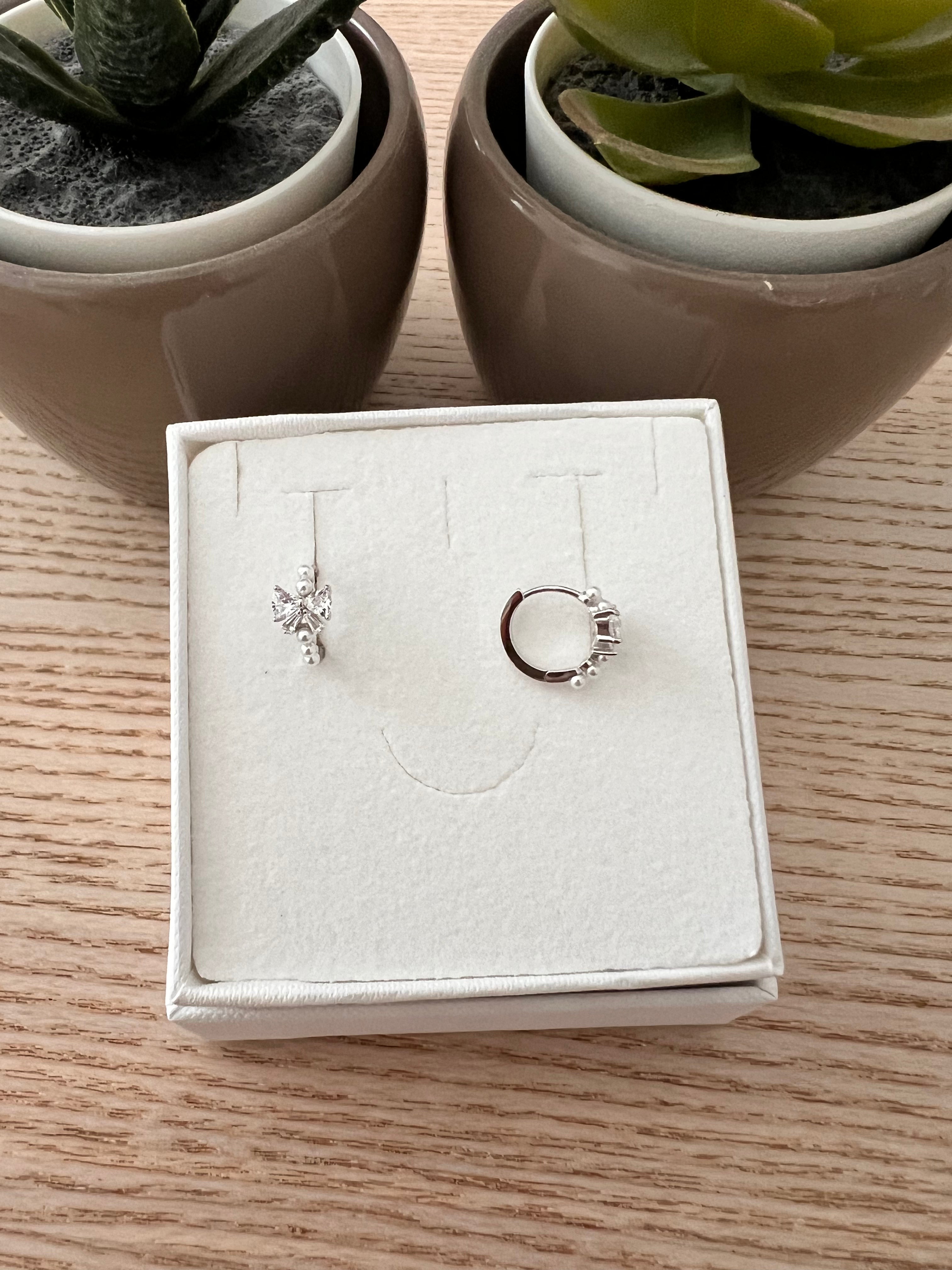 Orecchino fiocco e micro perle bianco