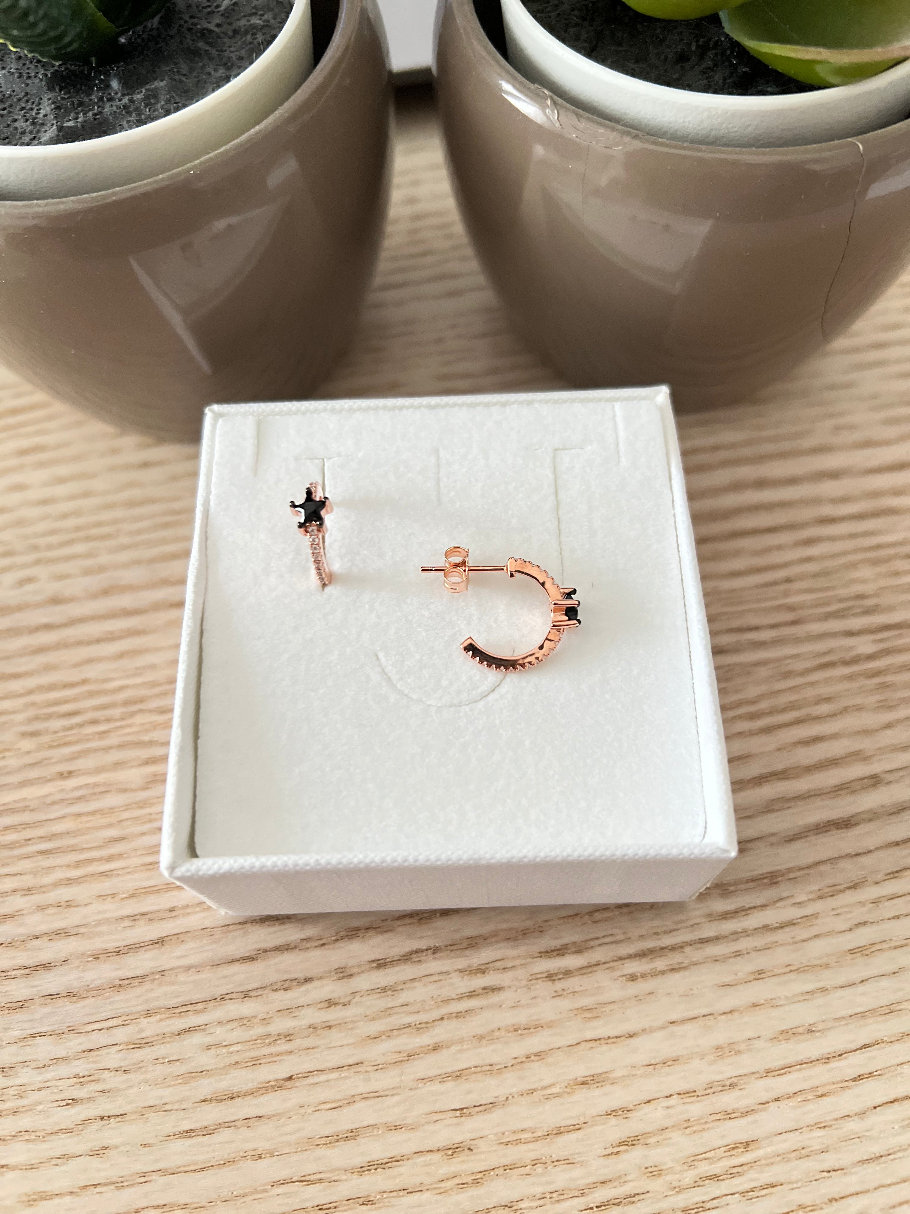 Orecchino con zircone stella nera