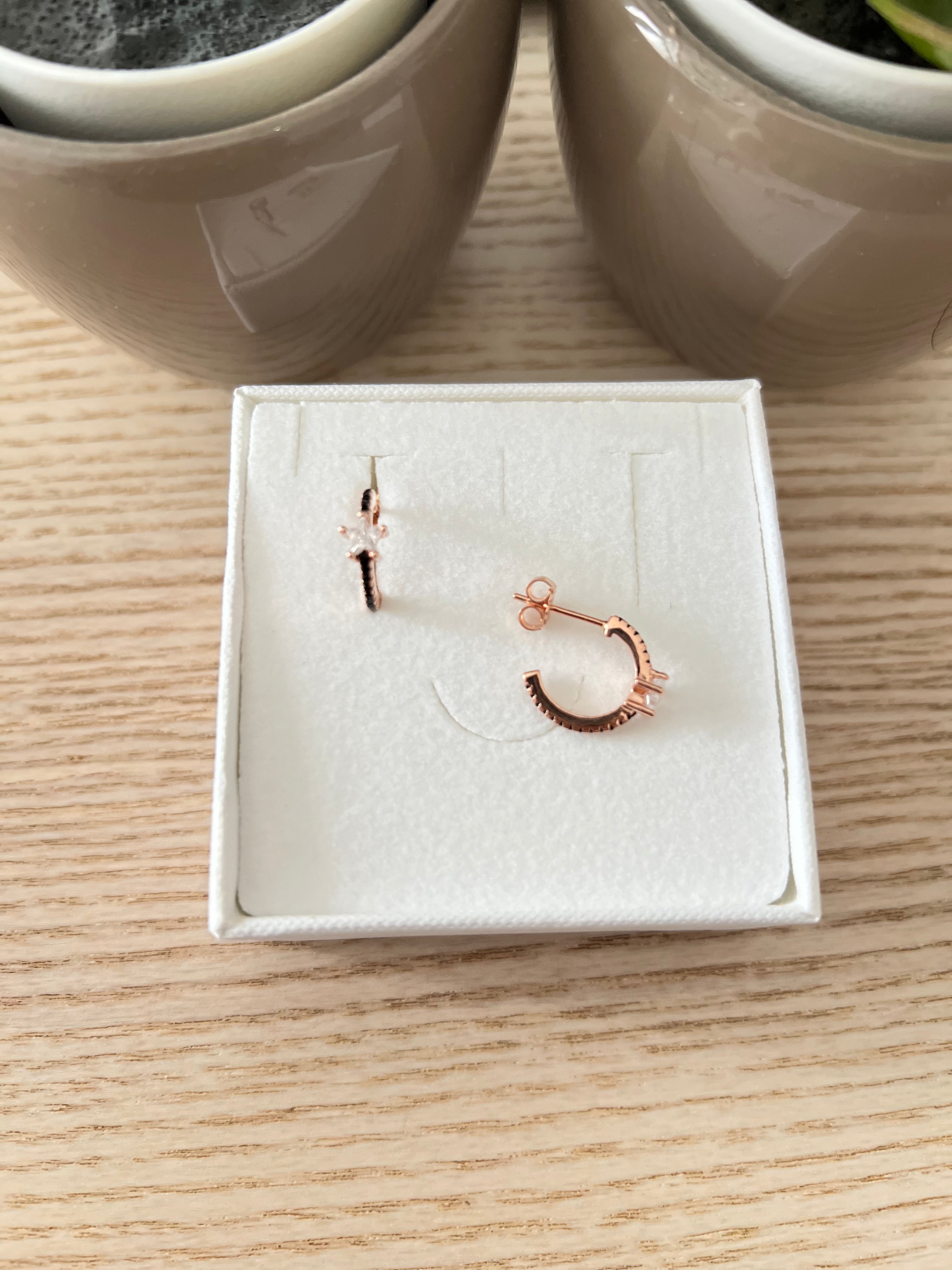 Orecchino con zircone a stella bianca