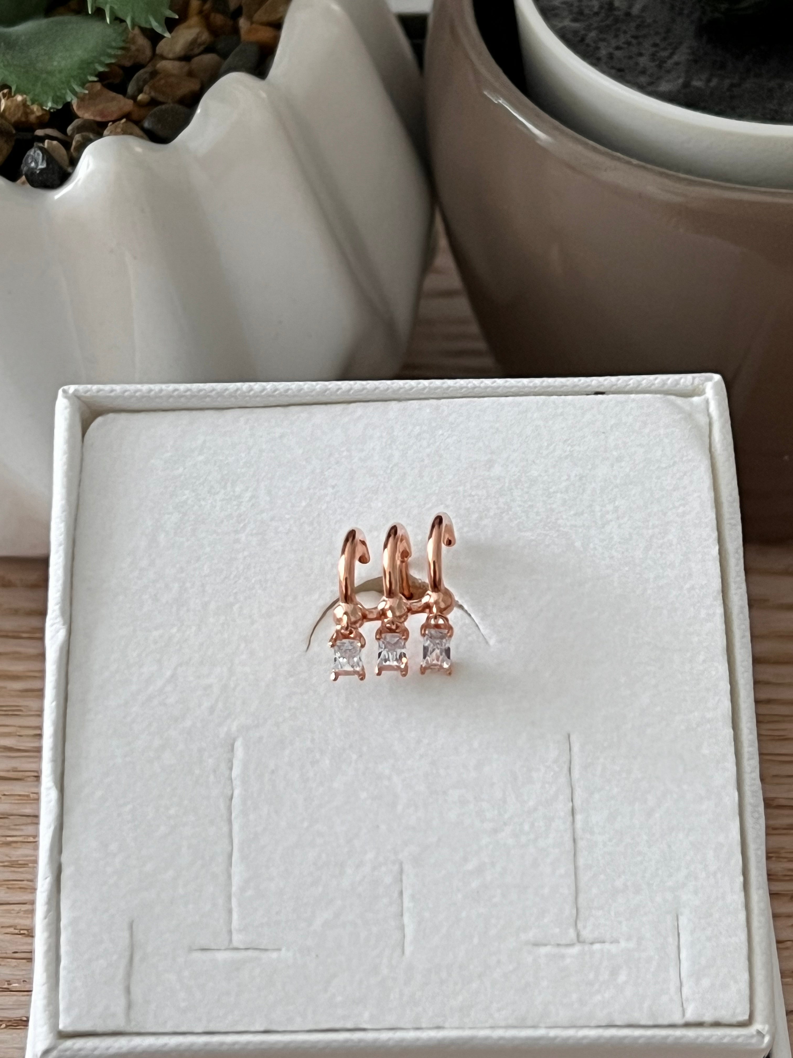 Orecchino multiplo con zirconi baguette