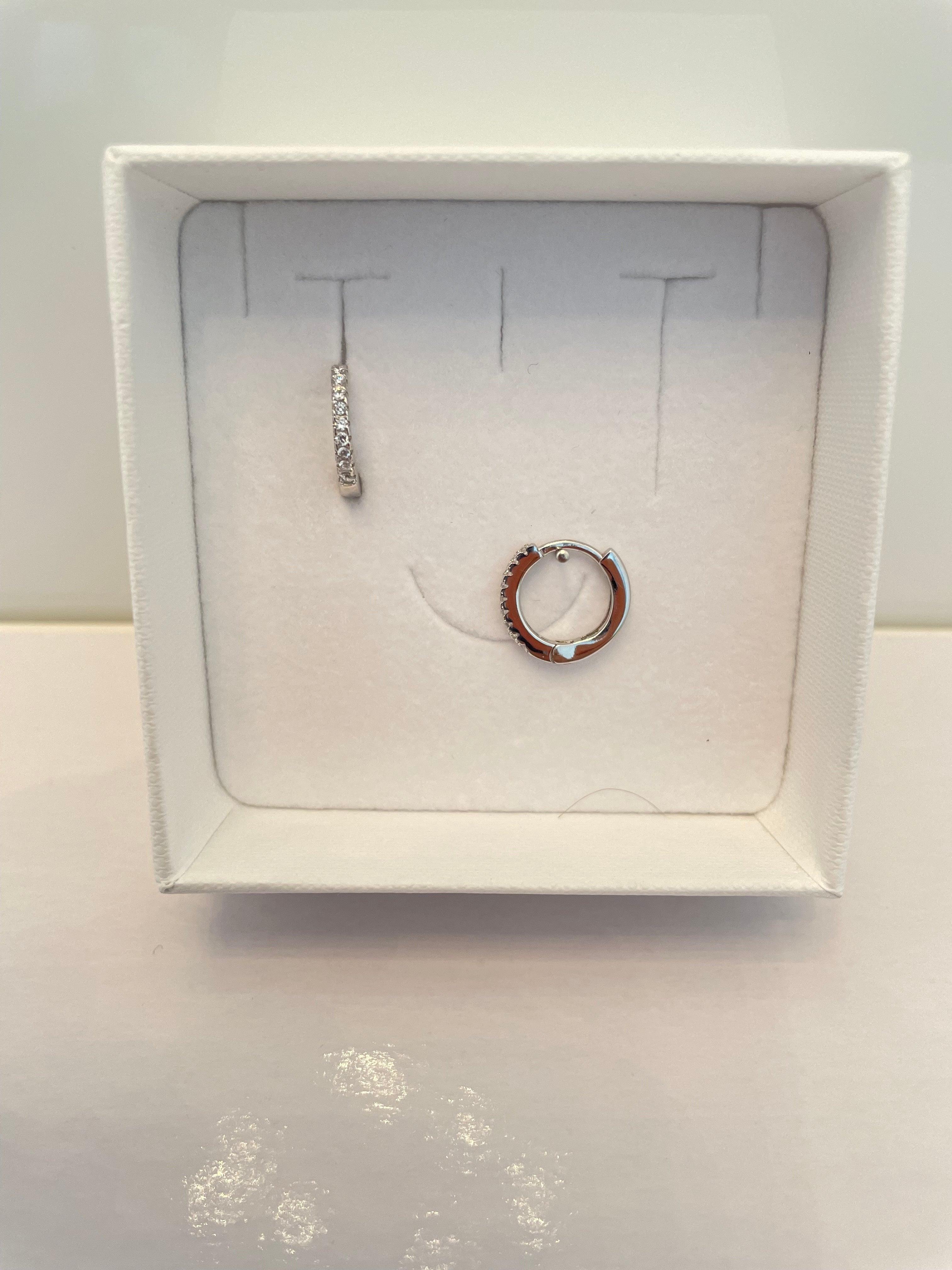 Orecchino cerchietto con zirconi - Le Luci di Gaia