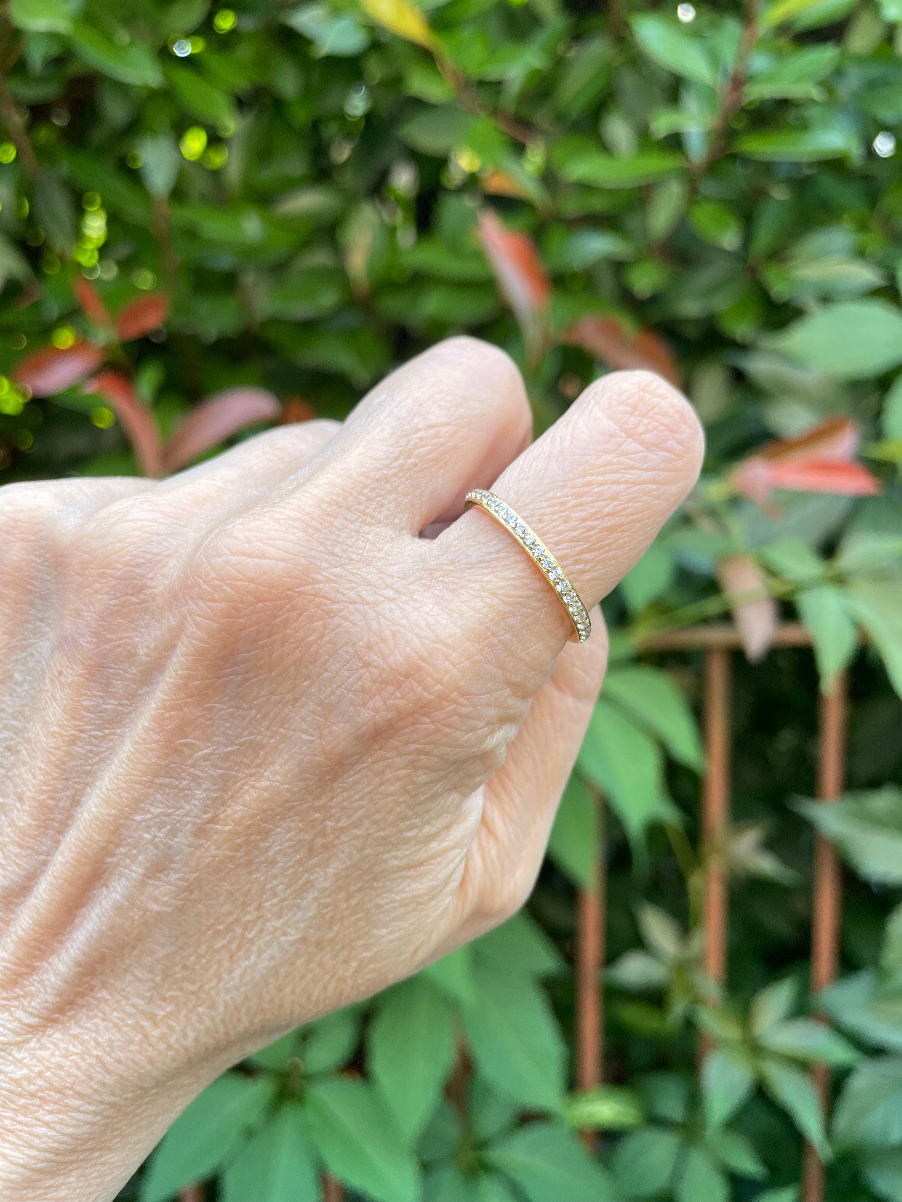 Anello a fedina con zirconi - Le Luci di Gaia